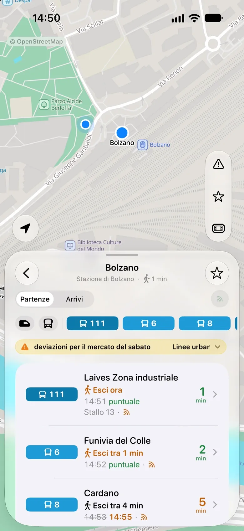 Partenze alla stazione di Bolzano con avvisi e linee
